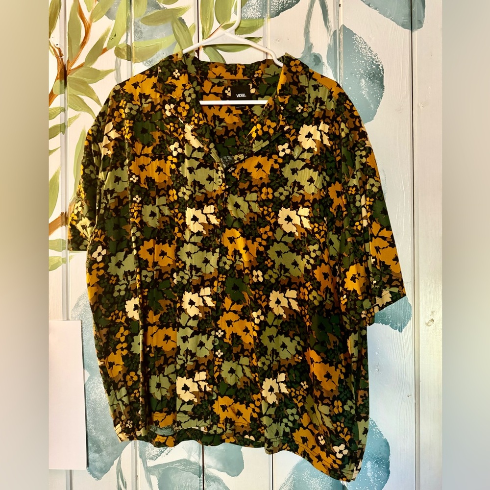 Vans
Boxer cut Button down shirt
Multi-Floral earth tones
Size XL